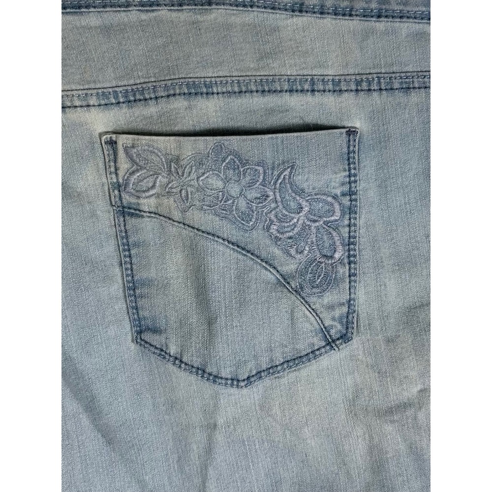 Gloria Vanderbilt Womens 24W Light Wash Floral Embroidered Capri Jeans Blue - Picture 7 of 9